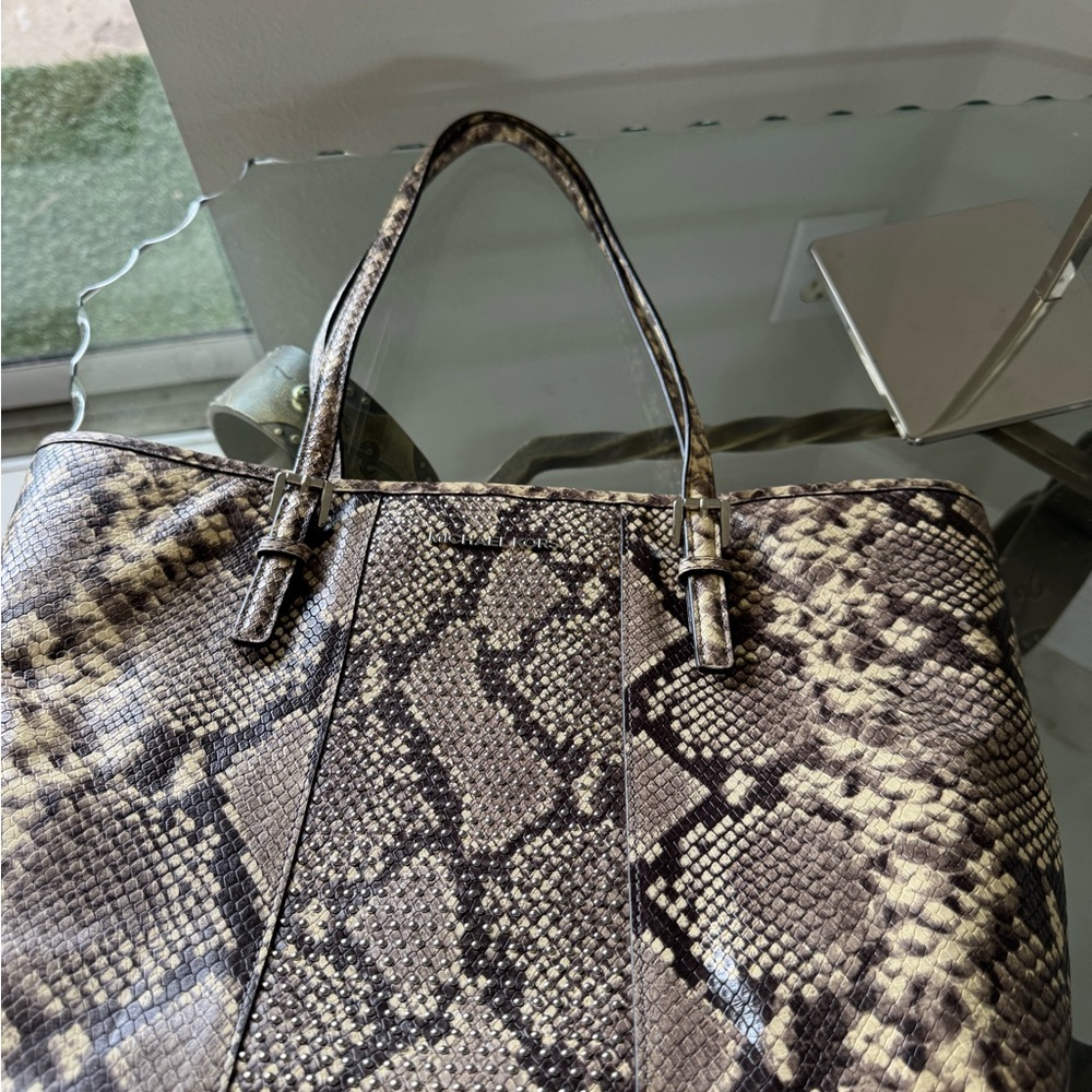MICHAEL KORS Bedford Pocket Tote Bag in Python  Snakeskin Print with Studs NWOT - Picture 3 of 10